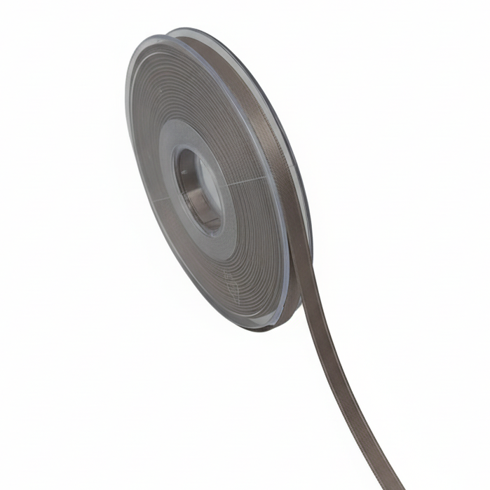 Taupe schmale Satinband-Spule freigestellt