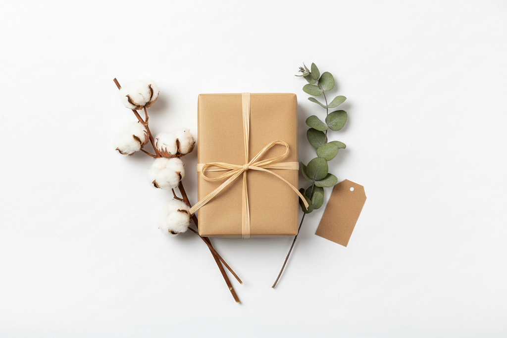 Kraftpapier-Geschenkbox mit naturem Raffia Papierband, Kraft-Anhänger und Trockenblumen